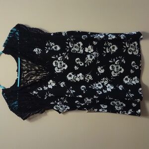 Torrid sz 2x black with white flowers top